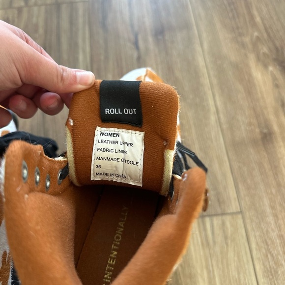 Intentionally blank whip it genuine calf hair roller skates size 36 women’s - Picture 7 of 11